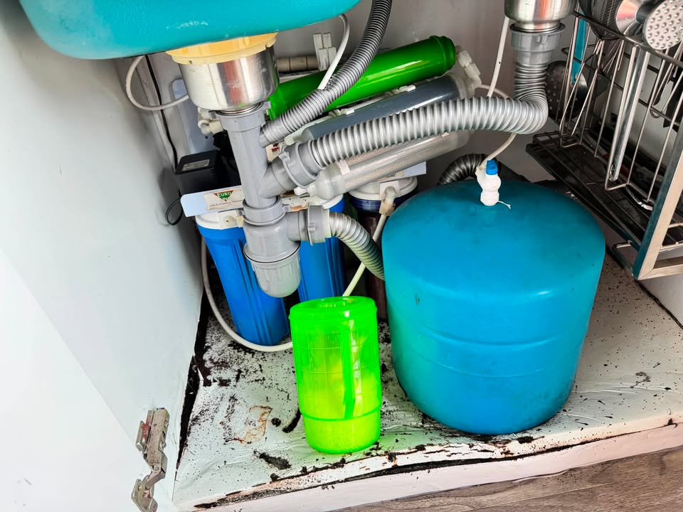 TỦ BẾP DƯỚI CHẬU RỬA BỊ THẤM NƯỚC