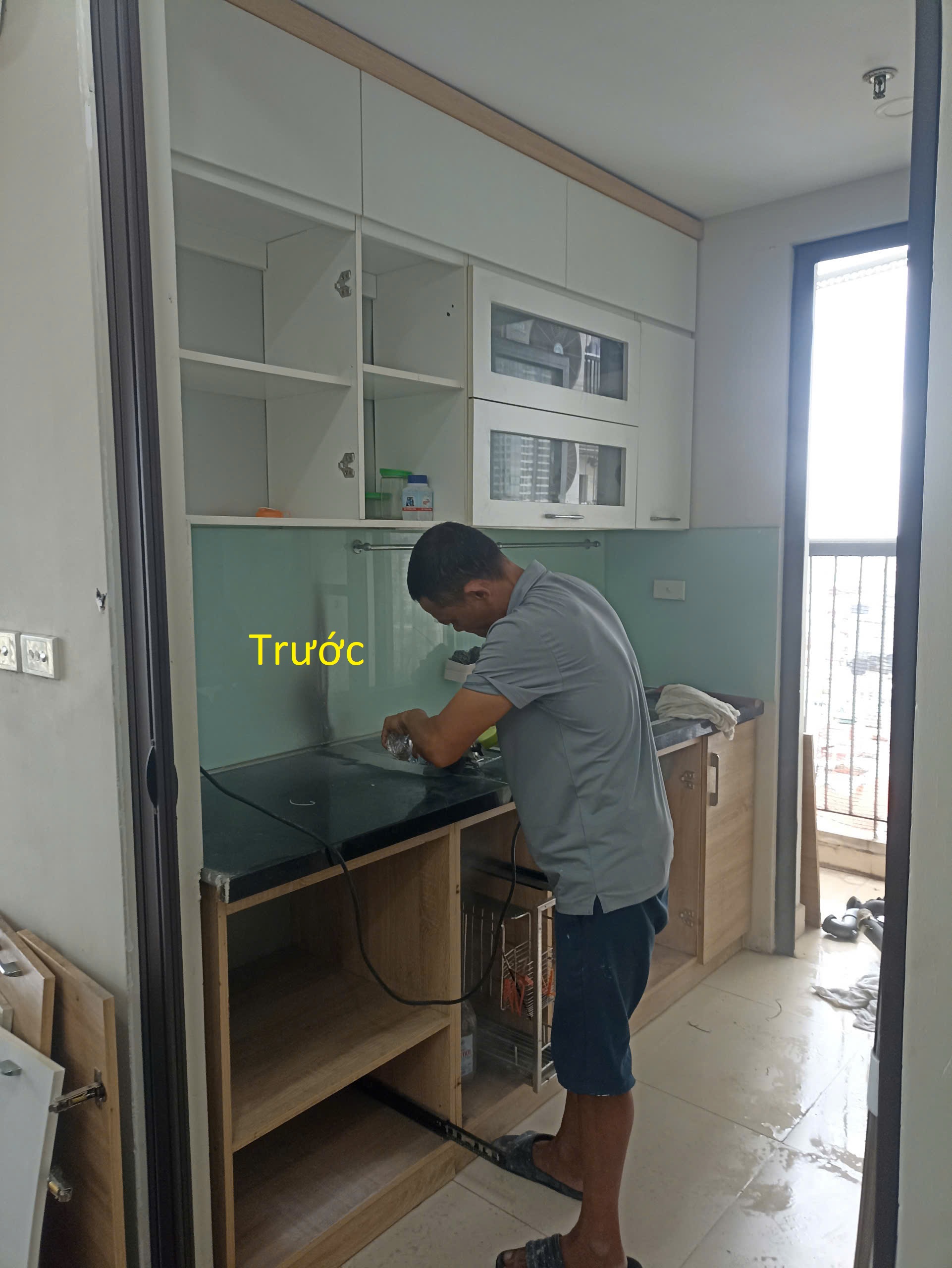 Sửa chữa nhanh tủ bếp để có chỗ chứa tủ lạnh