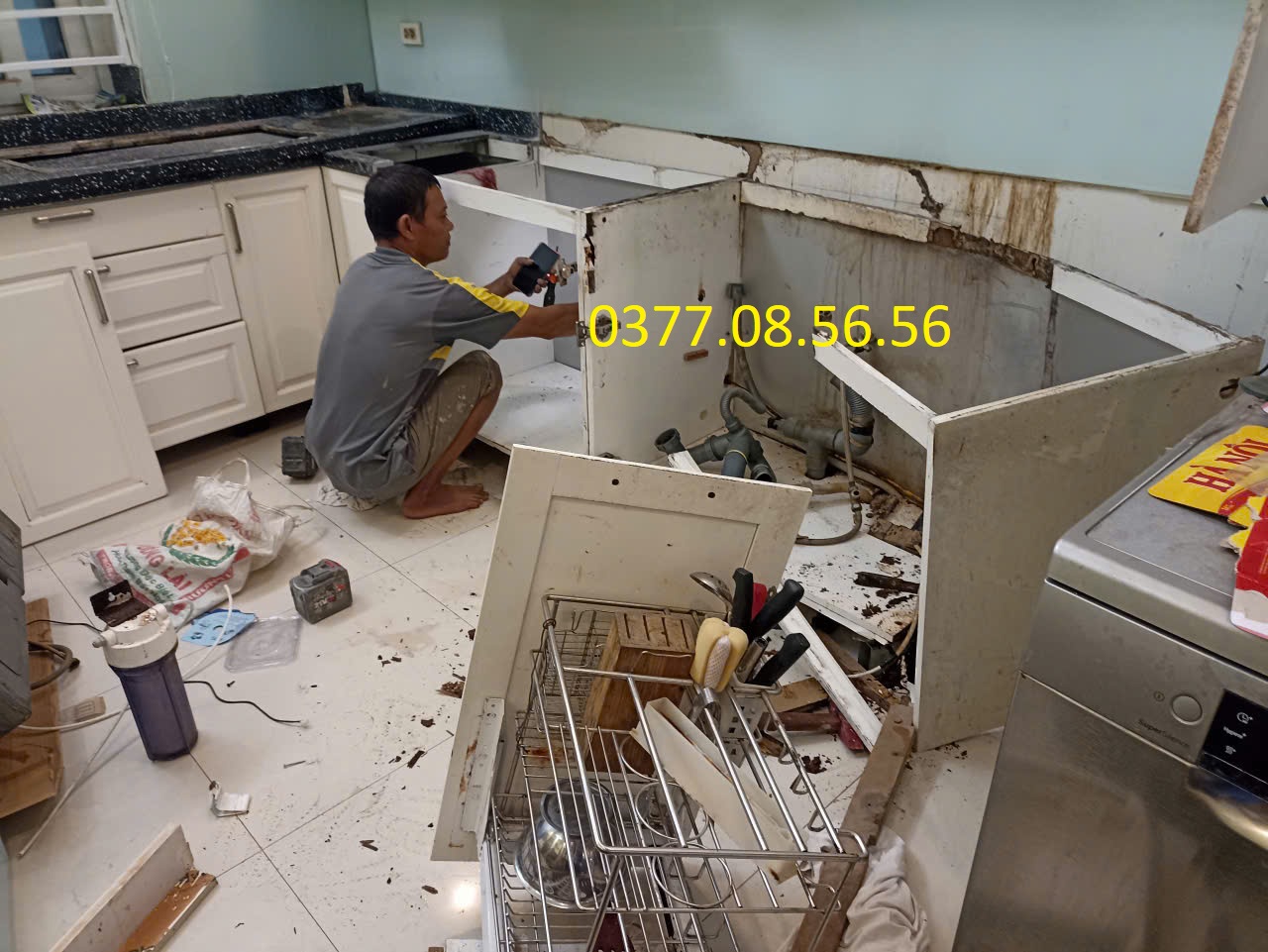 Tủ bếp bị ngấm nước, mục nát 2