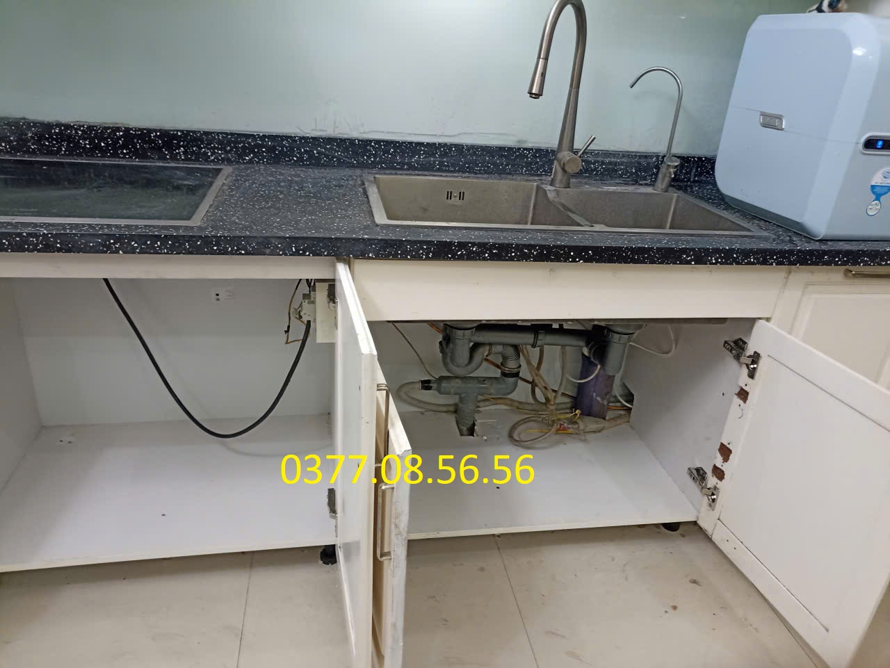 Tủ bếp bị ngấm nước, mục nát 3