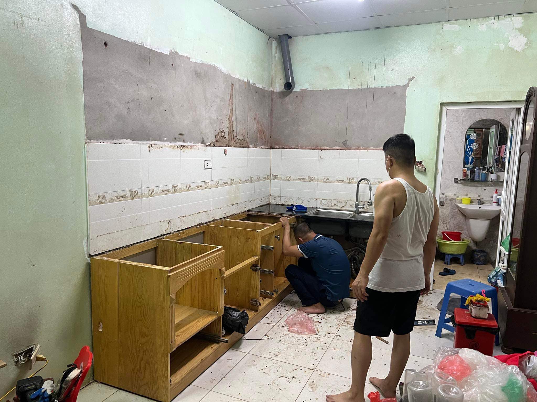 Tủ bếp bị mối ăn 4